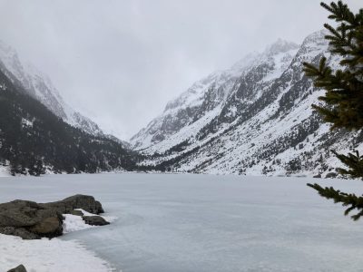 Lac de gaube gelé, Parc national des Pyrénées © L.Lefebvre